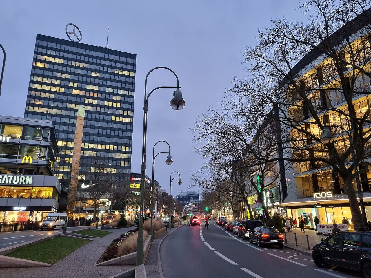 Blick auf den Kurfürstendamm in Berlin-Charlottenburg mit Geschäftszeile und Verkehr