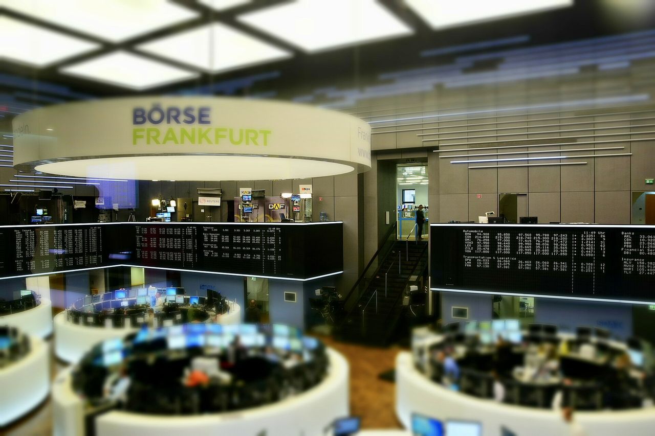 Handelssaal der Frankfurter Wertpapierbörse mit Kursanzeigen und Händlern